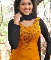oviya-latest-stills-21
