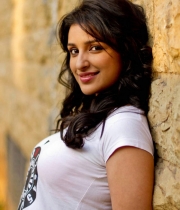parineeti-chopra-latest-stills-2