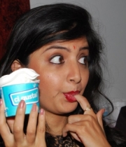 poonam-kaur-at-ci-gusta-ice-cream-parlour-launch-1