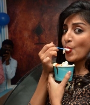 poonam-kaur-at-ci-gusta-ice-cream-parlour-launch-10