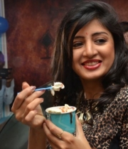 poonam-kaur-at-ci-gusta-ice-cream-parlour-launch-11