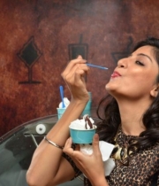 poonam-kaur-at-ci-gusta-ice-cream-parlour-launch-14