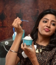 poonam-kaur-at-ci-gusta-ice-cream-parlour-launch-16
