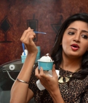 poonam-kaur-at-ci-gusta-ice-cream-parlour-launch-17