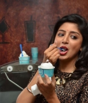 poonam-kaur-at-ci-gusta-ice-cream-parlour-launch-18