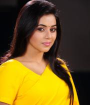 poorna-in-yellow-saree-photos-2
