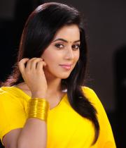 poorna-in-yellow-saree-photos-22