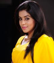 poorna-in-yellow-saree-photos-25
