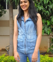sakshi-new-stills-10