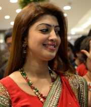 pranitha-photos-at-kalamandir-new-showroom-launch-14 pranitha-photos-at-kalamandir-new-showroom-launch-14
