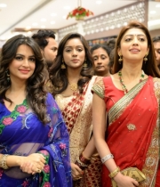 pranitha-photos-at-kalamandir-new-showroom-launch-21 pranitha-photos-at-kalamandir-new-showroom-launch-21