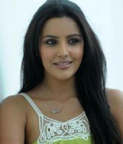 priya-anand-latest-photostills-gallery-11_s_199