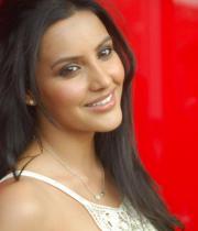 priya-anand-latest-photostills-gallery-3_s_575