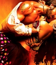 deepika-padukone-hot-stills-with-ranveer-singh-in-ram-leela-movie-1