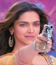 deepika-padukone-hot-stills-with-ranveer-singh-in-ram-leela-movie-12