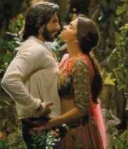 deepika-padukone-hot-stills-with-ranveer-singh-in-ram-leela-movie-2