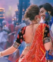 deepika-padukone-hot-stills-with-ranveer-singh-in-ram-leela-movie-4