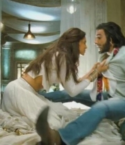 deepika-padukone-hot-stills-with-ranveer-singh-in-ram-leela-movie-5