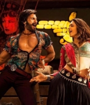 deepika-padukone-hot-stills-with-ranveer-singh-in-ram-leela-movie-7