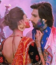 deepika-padukone-hot-stills-with-ranveer-singh-in-ram-leela-movie-8