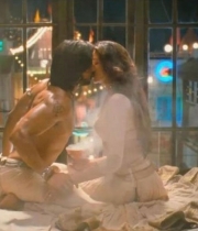 deepika-padukone-hot-stills-with-ranveer-singh-in-ram-leela-movie-9