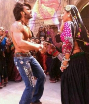 deepika-padukone-in-the-sets-of-ram-leela-movie-1