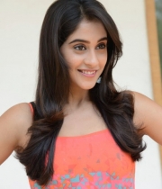 regina-cassandra-cute-stills-10