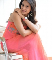 regina-cassandra-cute-stills-2