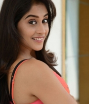 regina-cassandra-cute-stills-3