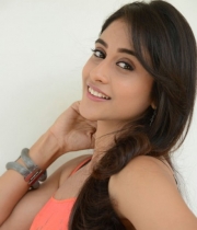 regina-cassandra-cute-stills-4