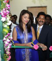 richa-gangopadhyay-at-star-homeopathy-launch-13