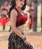 richa-gangopadhyay-navel-show-in-mirchi-07