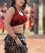richa-gangopadhyay-navel-show-in-mirchi-09