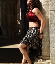 richa-gangopadhyay-navel-show-in-mirchi-12