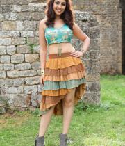 richa-gangopadhyay-navel-show-in-mirchi-14