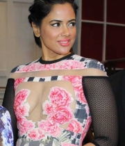 sameera-reddy-latest-hot-navel-cleavage-show-pictures-3