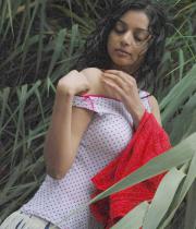 sanam-shetty-hot-in-wet-clothes-2