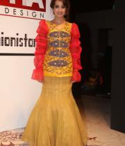 sanjana-ramp-walk-photos-at-hfw-day-2-15