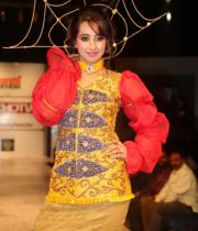 sanjana-ramp-walk-photos-at-hfw-day-2-4