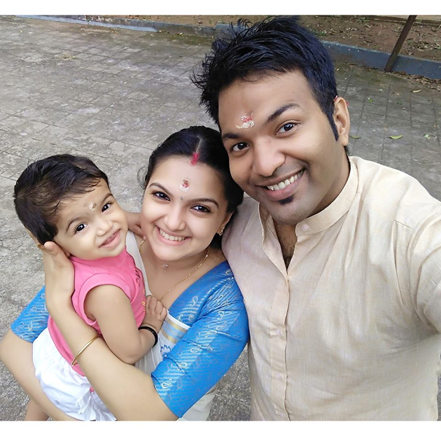 saranya-mohan-family-photos_1