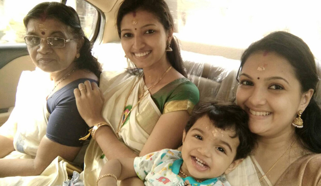saranya-mohan-family-photos_2