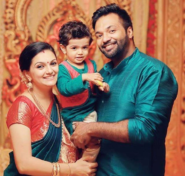 saranya-mohan-family-photos_26