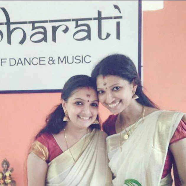 saranya-mohan-family-photos_27