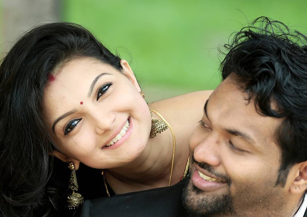 saranya-mohan-family-photos_29