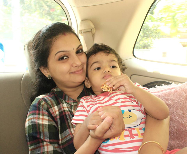 saranya-mohan-family-photos_35