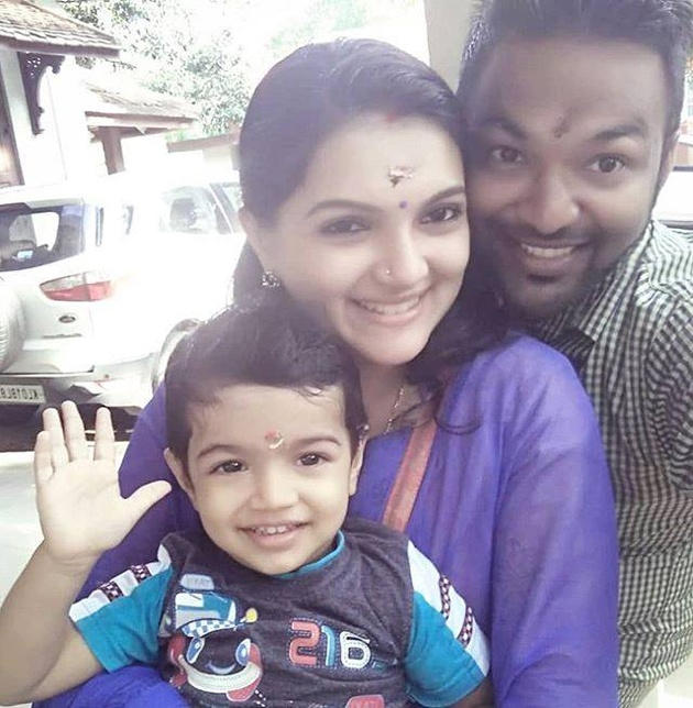 saranya-mohan-family-photos_36