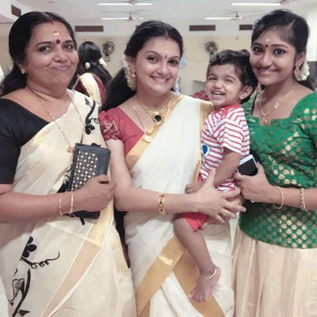 saranya-mohan-family-photos_4