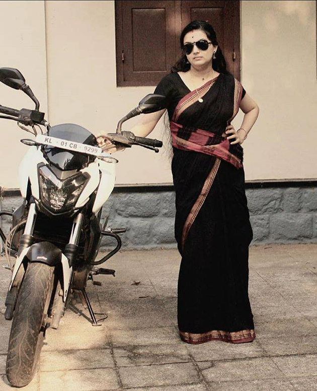 saranya-mohan-family-photos_5