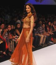 shilpa-reddy-ramp-walk-at-lakme-fashion-week-10