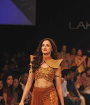 shilpa-reddy-ramp-walk-at-lakme-fashion-week-16
